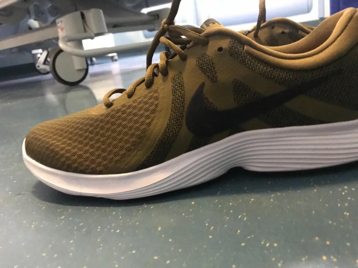 Nike Revolution 4 scarpe corsa uomo mesh traspirante