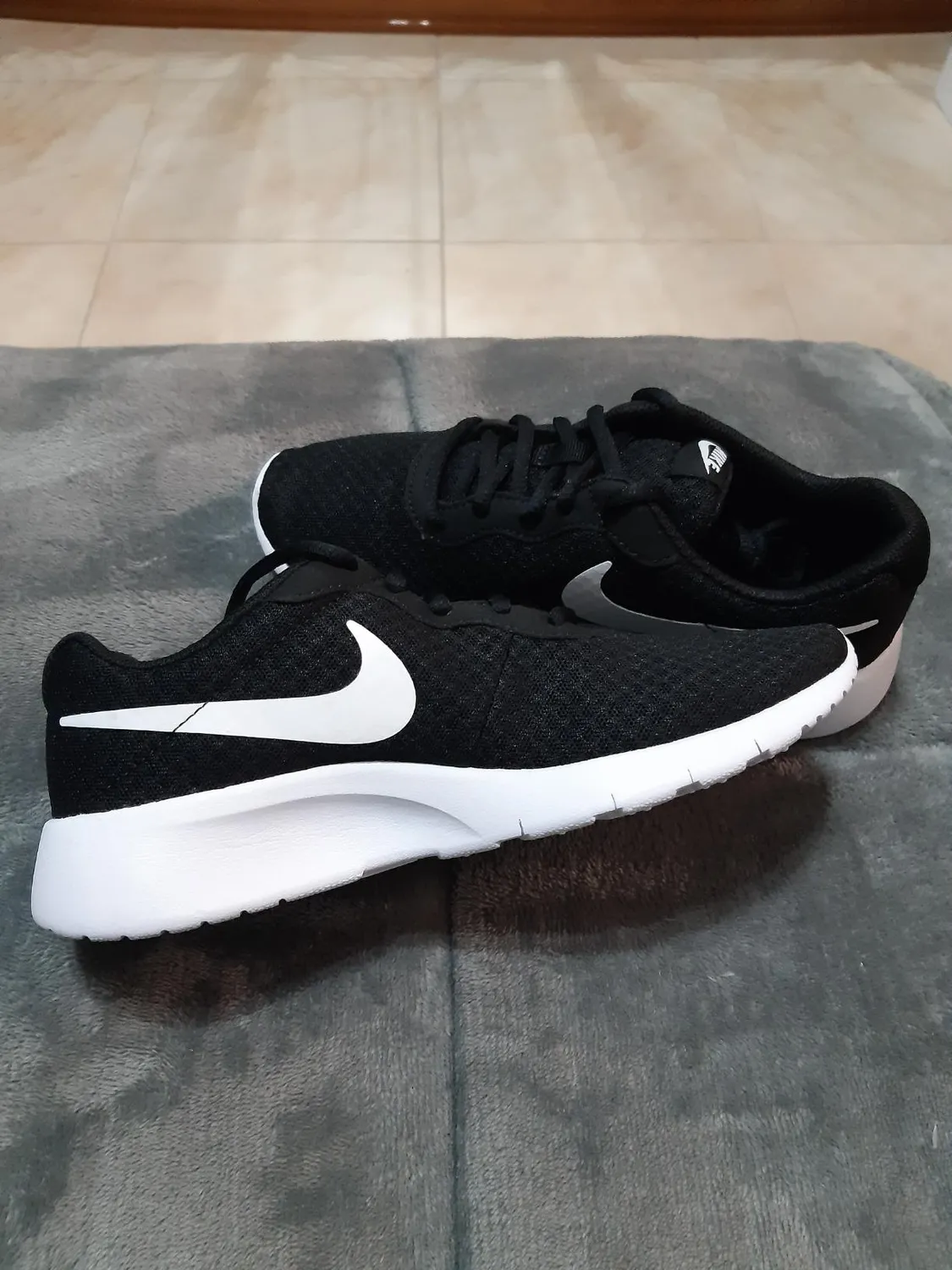Nike Tanjun 812655-203 scarpe donna 40 EU nere