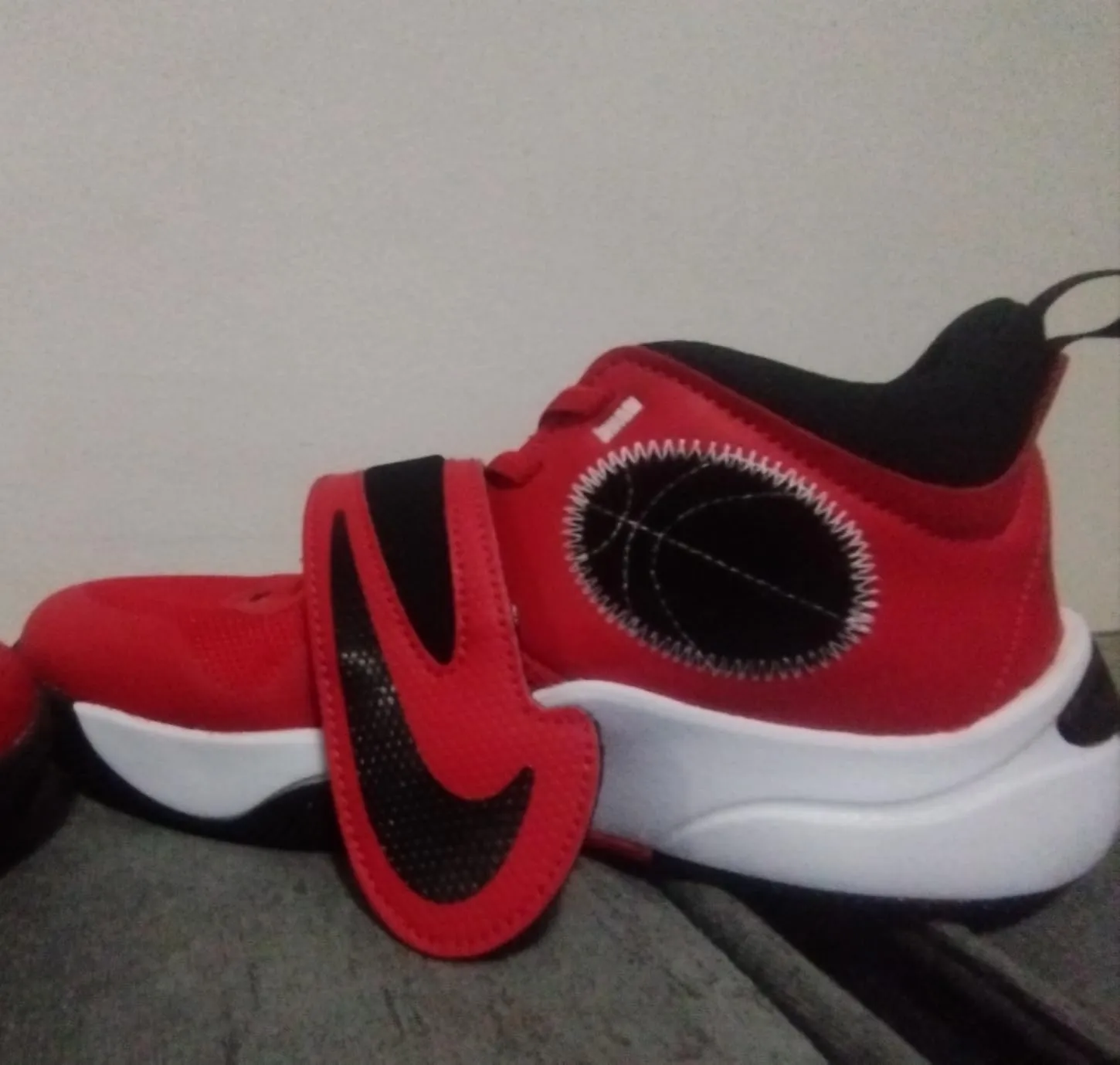 Nike Team Hustle D 11 sneakers basket bambini con strappo