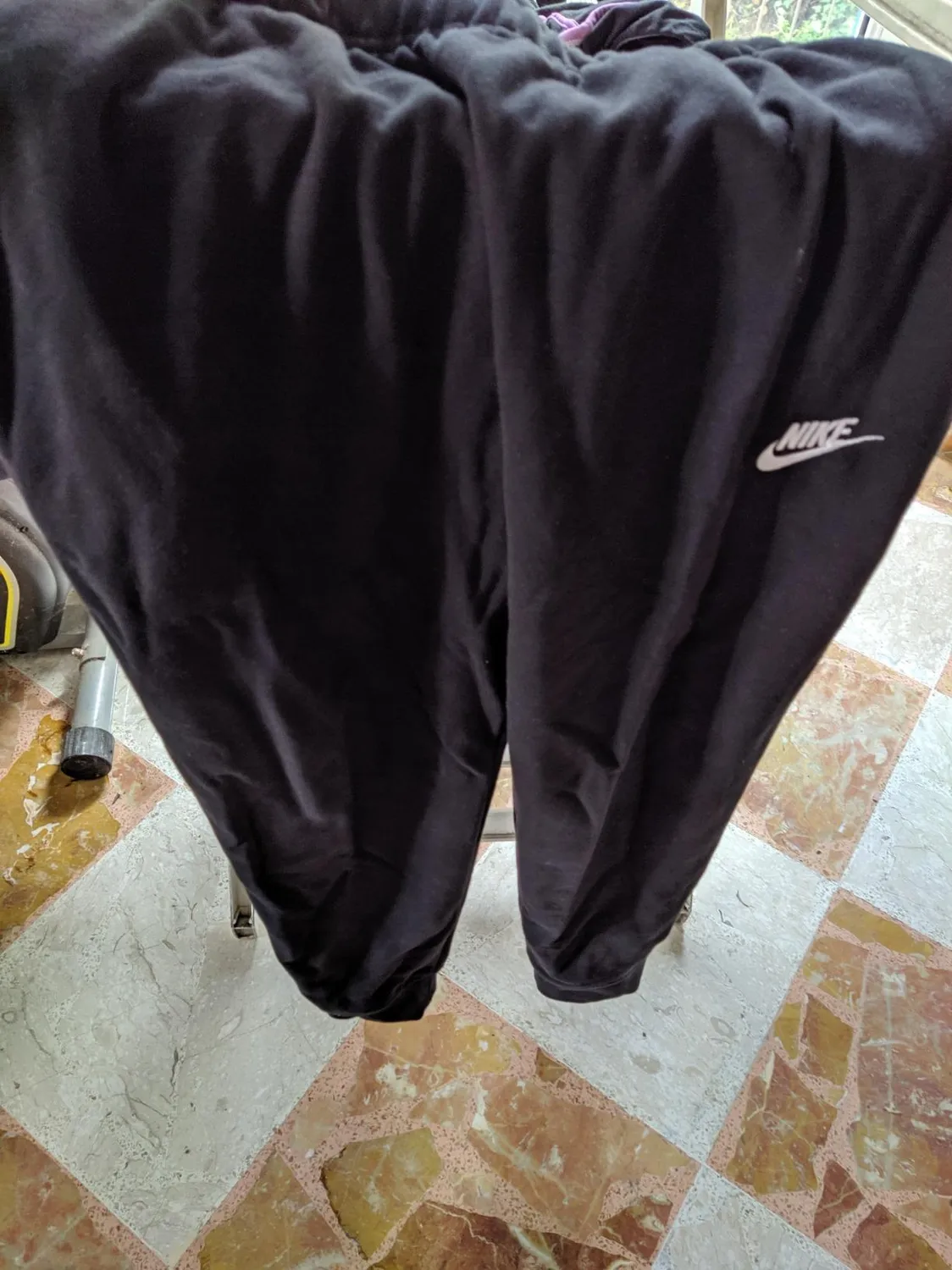 Nike Squad pantaloni tuta uomo grigio pile banda bianca